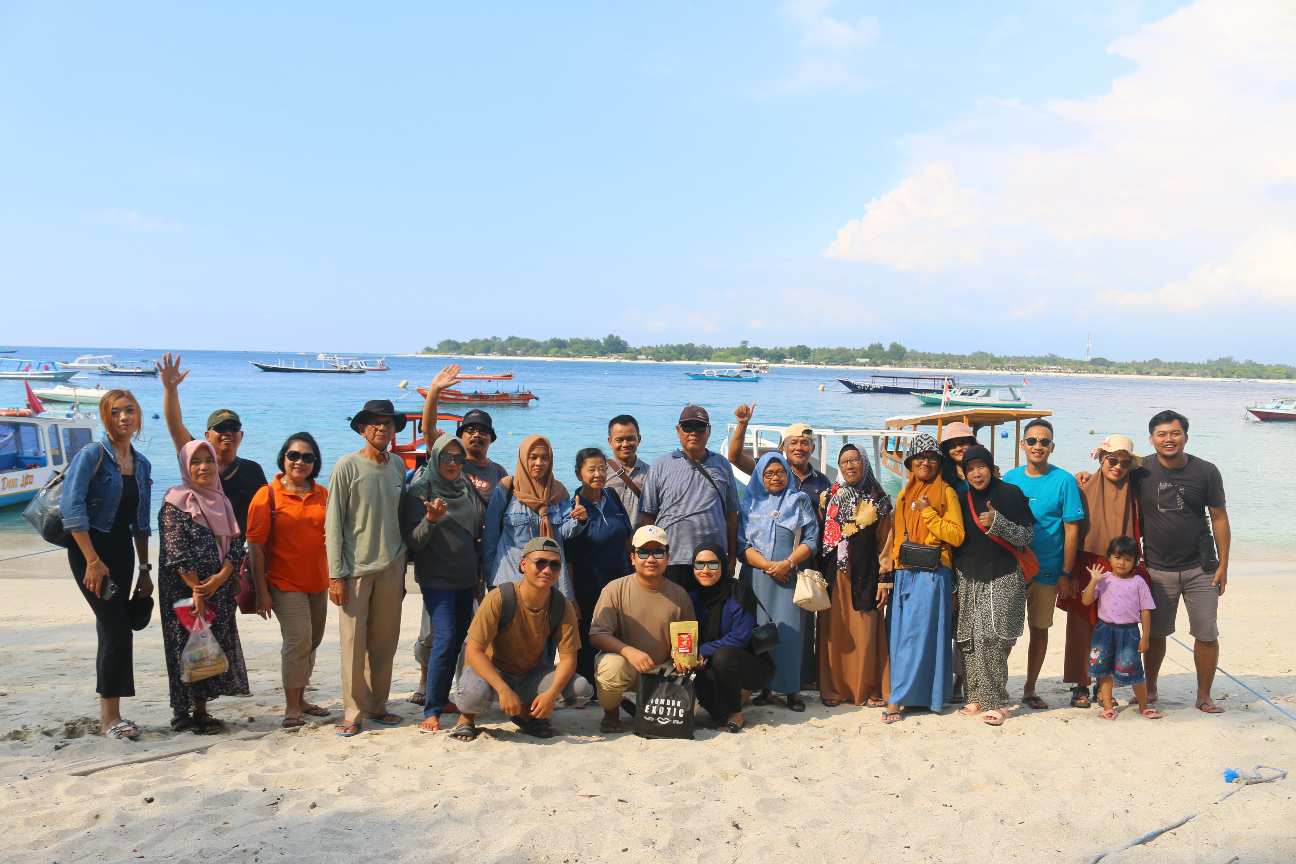 Customer di pantai Lombok